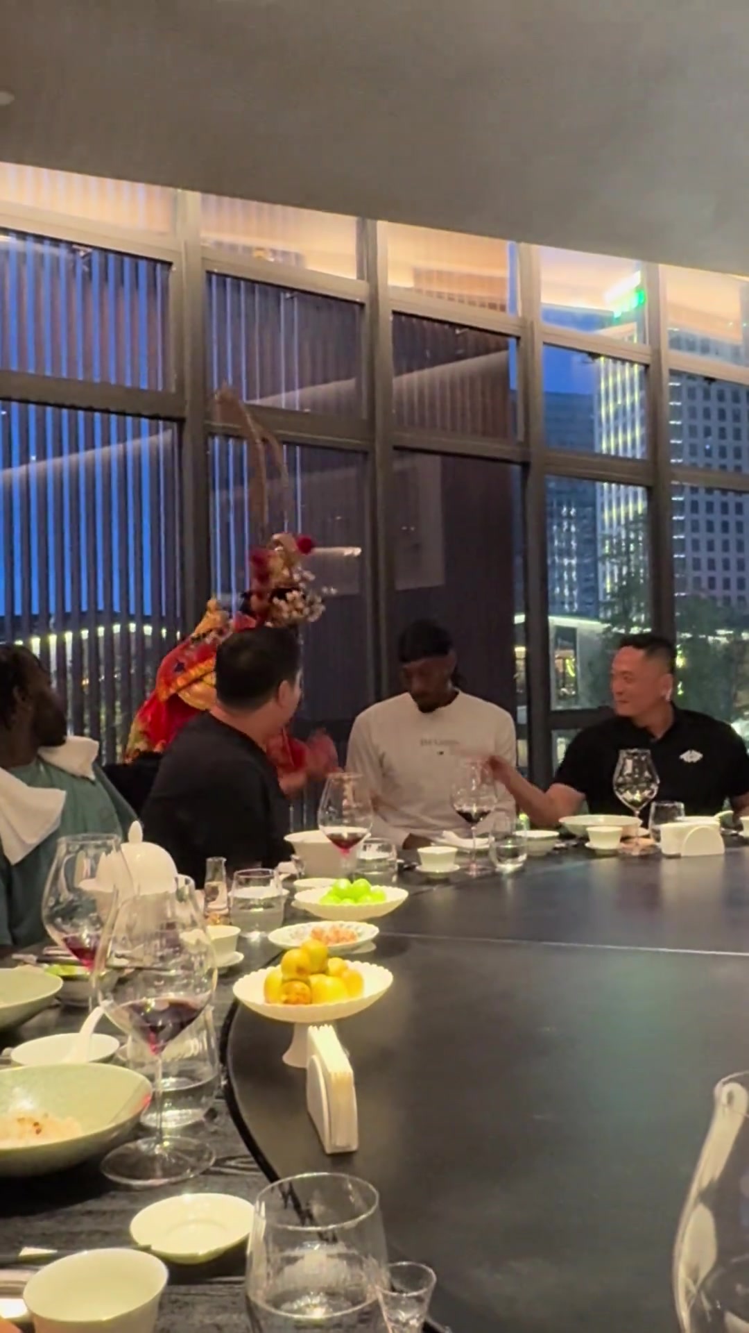 全新体验!莱昂纳德用手近距离感受变脸 展现招牌机器人笑容