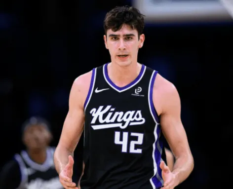 星空体育app下载-雷诺首发出战22分钟，5投2中得到4分8篮板5助攻1抢断