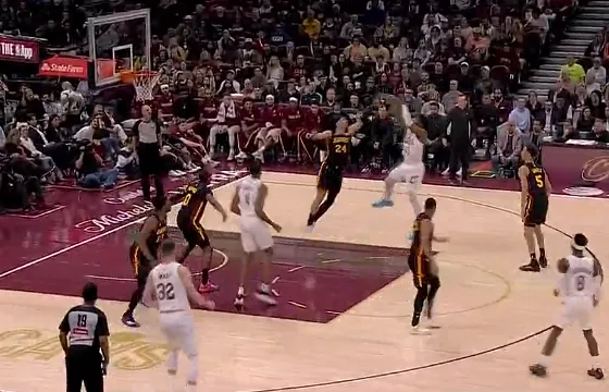 星空体育平台-米切尔遭遇贴防连续转身后仰中投命中，4中4得分已上双